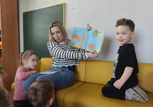 Mama Bastianka czyta dzieciom książeczki