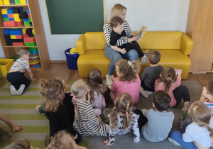 Mama Bastianka czyta dzieciom książeczki