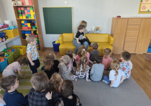 Mama Bastianka czyta dzieciom książeczki