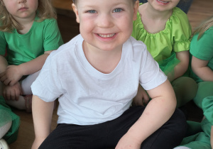 Dzieci występują na przedstawieniu z okazji Powitania Wiosny