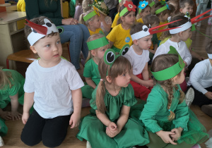 Dzieci występują na przedstawieniu z okazji Powitania Wiosny