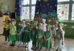 Dzieci występują na przedstawieniu z okazji Powitania Wiosny