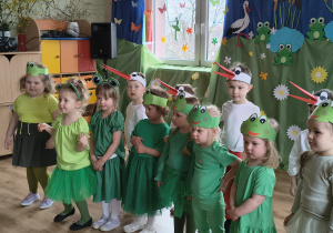 Dzieci występują na przedstawieniu z okazji Powitania Wiosny