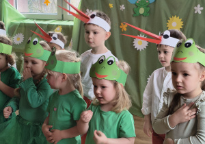 Dzieci występują na przedstawieniu z okazji Powitania Wiosny