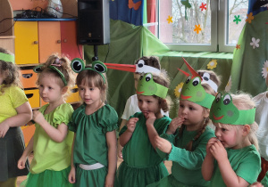 Dzieci występują na przedstawieniu z okazji Powitania Wiosny