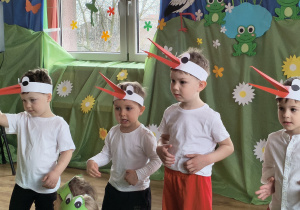 Dzieci występują na przedstawieniu z okazji Powitania Wiosny