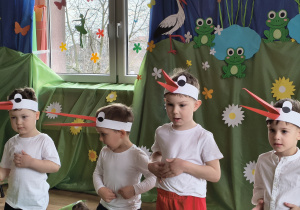 Dzieci występują na przedstawieniu z okazji Powitania Wiosny