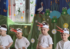 Dzieci występują na przedstawieniu z okazji Powitania Wiosny