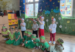 Dzieci występują na przedstawieniu z okazji Powitania Wiosny