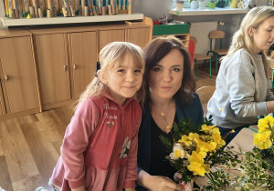 Ala z mamą pozują do zdjęcia