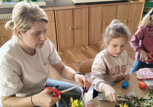 Asia z mamą podczas robienia palemki