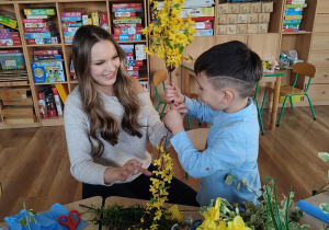 Maksio z ciocią robią palemkę