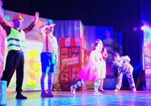 Wyjście do KDK na przedstawienie teatralne pt. "Karolcia".