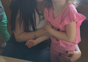 Dzieci z rodzicami robią wielkanocne ozdoby