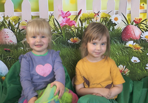 Dziewczynki pozują do zdjęcia