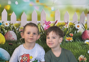 Chłopcy pozują do zdjęcia