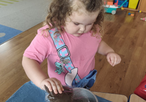 Dzieci sadzą swoje roślinki