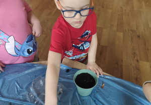 Dzieci sadzą swoje roślinki