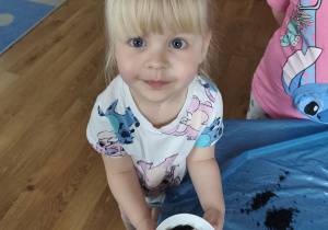 Dzieci sadzą swoje roślinki