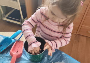 Dzieci sadzą swoje roślinki