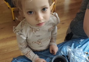 Dzieci sadzą swoje roślinki