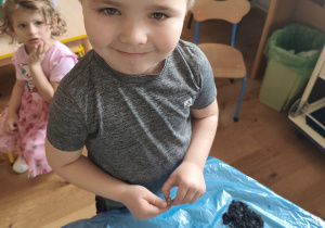 Dzieci sadzą swoje roślinki