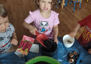 Dzieci sadzą swoje roślinki