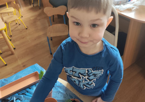 Dzieci sadzą swoje roślinki