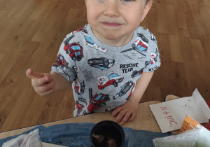 Dzieci sadzą swoje roślinki