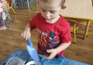 Dzieci sadzą swoje roślinki