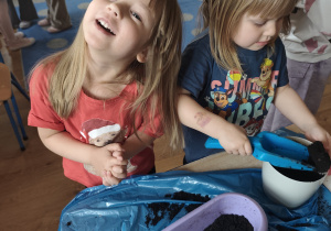 Dzieci sadzą swoje roślinki