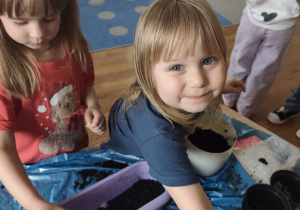 Dzieci sadzą swoje roślinki