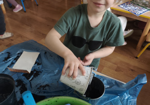 Dzieci sadzą swoje roślinki