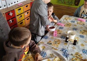 Dzieci wybierają susz zapachowy do mydełek