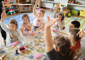 Dzieci wybierają kolor mydełek