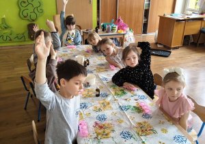 Dzieci wybierają kolor mydełek