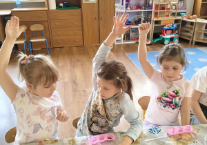 Dziewczynki wybierają kolor mydełek