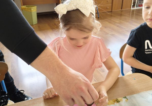 Wsypywanie suszu do foremki