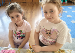 Dziewczynki czekają na wypełnienie foremek gliceryną