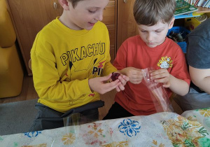 Chłopcy pakują swoje mydełka