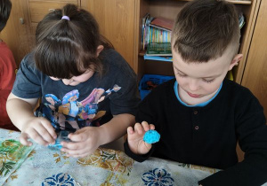 Dzieci pakują swoje mydełka