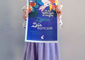 Nagroda Główna dla Zosi w konkursie plastycznym "Co się wydarzyło w koszyku".