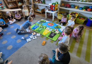 Dzieci uczestniczą w zajęciach edukacyjnych z okazji Dnia Ziemi