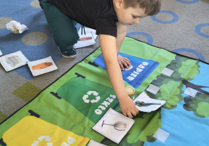 Dzieci uczestniczą w zajęciach edukacyjnych z okazji Dnia Ziemi