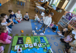 Dzieci uczestniczą w zajęciach edukacyjnych z okazji Dnia Ziemi