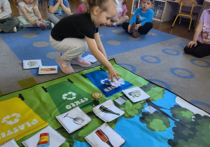Dzieci uczestniczą w zajęciach edukacyjnych z okazji Dnia Ziemi