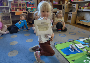 Dzieci uczestniczą w zajęciach edukacyjnych z okazji Dnia Ziemi