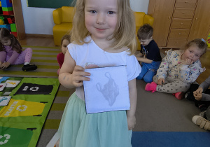 Dzieci uczestniczą w zajęciach edukacyjnych z okazji Dnia Ziemi