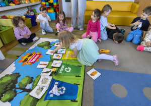Dzieci uczestniczą w zajęciach edukacyjnych z okazji Dnia Ziemi