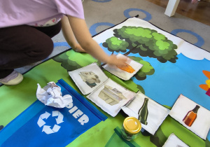 Dzieci uczestniczą w zajęciach edukacyjnych z okazji Dnia Ziemi